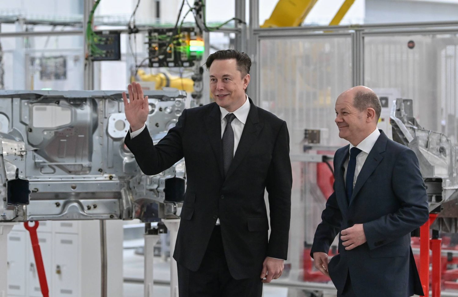 المستشار الألماني أولاف شولتس والملياردير الأميركي إيلون ماسك لدى افتتاح مصنع «تسلا» في ألمانيا في ربيع عام 2022 (د.ب.أ)