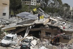 مواطن يقف على أنقاض منزل دمرته غارة جوية إسرائيلية في قرية حنين بجنوب لبنان (أ.ب)